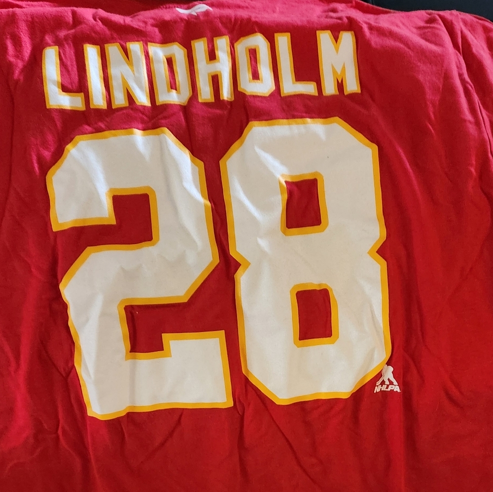 XL Calgary Flames Elias Lindholm tshirt
